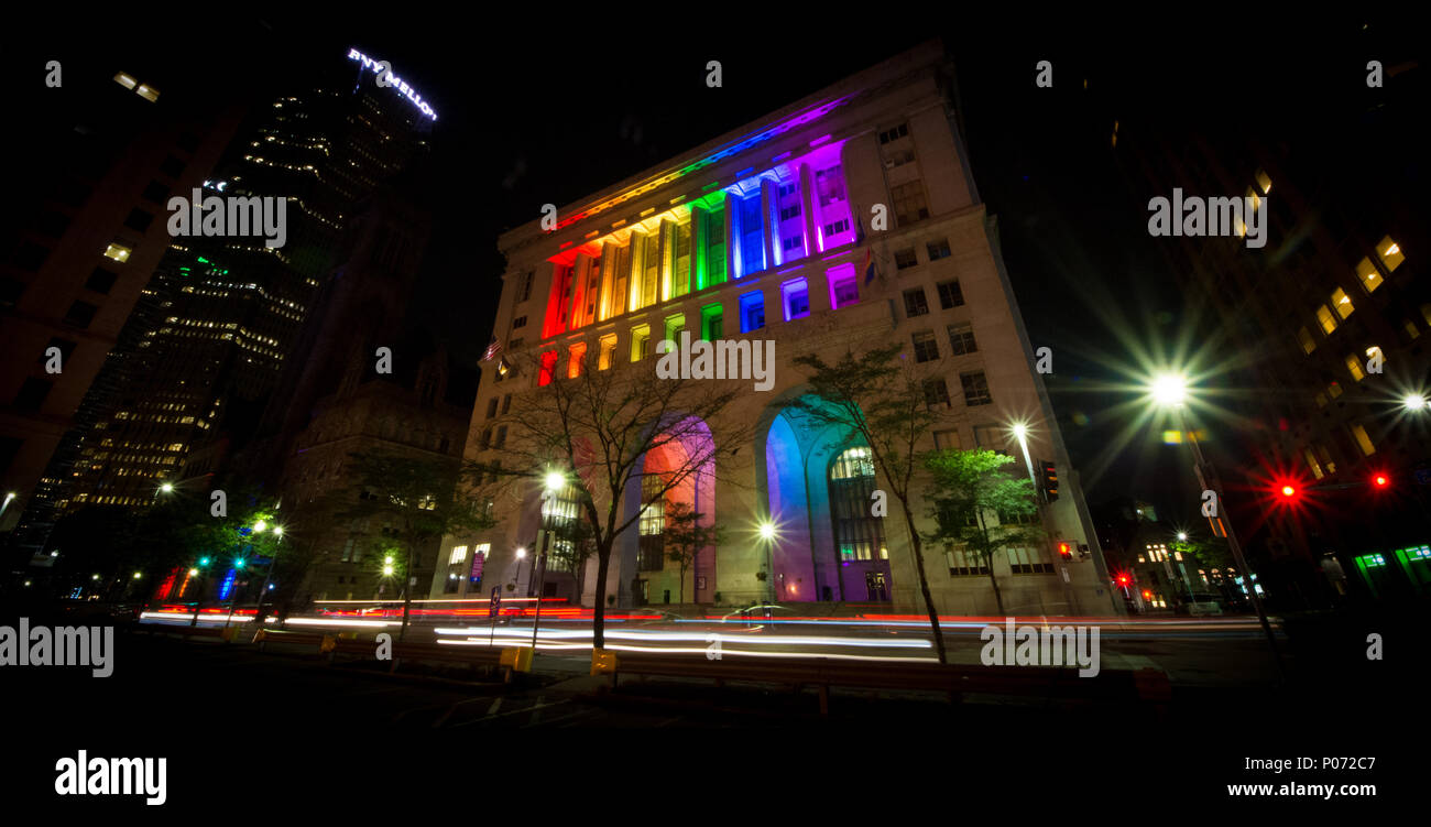 Pittsburgh, PA, USA. 8 juin, 2018. La Pittsburgh City-County Bâtiment est éclairé par des lumières de couleur arc-en-ciel à l'appui de la Semaine de la fierté 2018 de Pittsburgh, et de fierté par mois. Le Mois de la fierté LGBT est célébré chaque année au mois de juin dans le monde entier. Credit : Amy Cicconi/Alamy Live News Banque D'Images