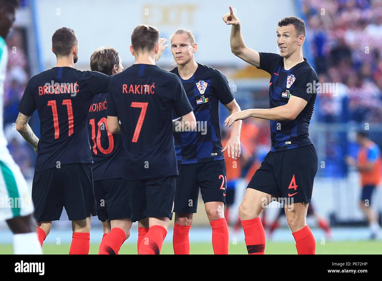 Osijek, Croatie. 8 juin, 2018. Ivan Perisic (1e R) de la Croatie célèbre son but avec ses coéquipiers lors de la match amical contre le Sénégal avant la Coupe du Monde de la FIFA à Osijek, Croatie, le 8 juin 2018. La Croatie a gagné 2-1. Credit : Davor Javorovic/Xinhua/Alamy Live News Banque D'Images