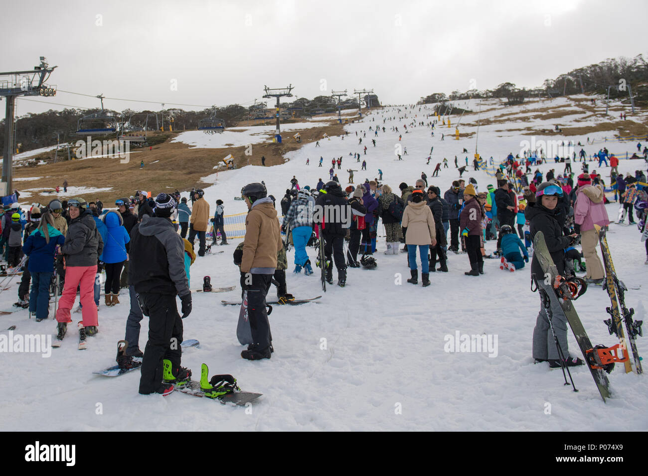 Perisher Valley, Australie - 9 juin 2018 - Australian Weather : couverture de neige vu de Perisher Valley pendant la semaine d'ouverture officielle. Les images montrent la vallée avant le village et 8 télésiège. Credit : mjmediabox / Alamy Live News Banque D'Images