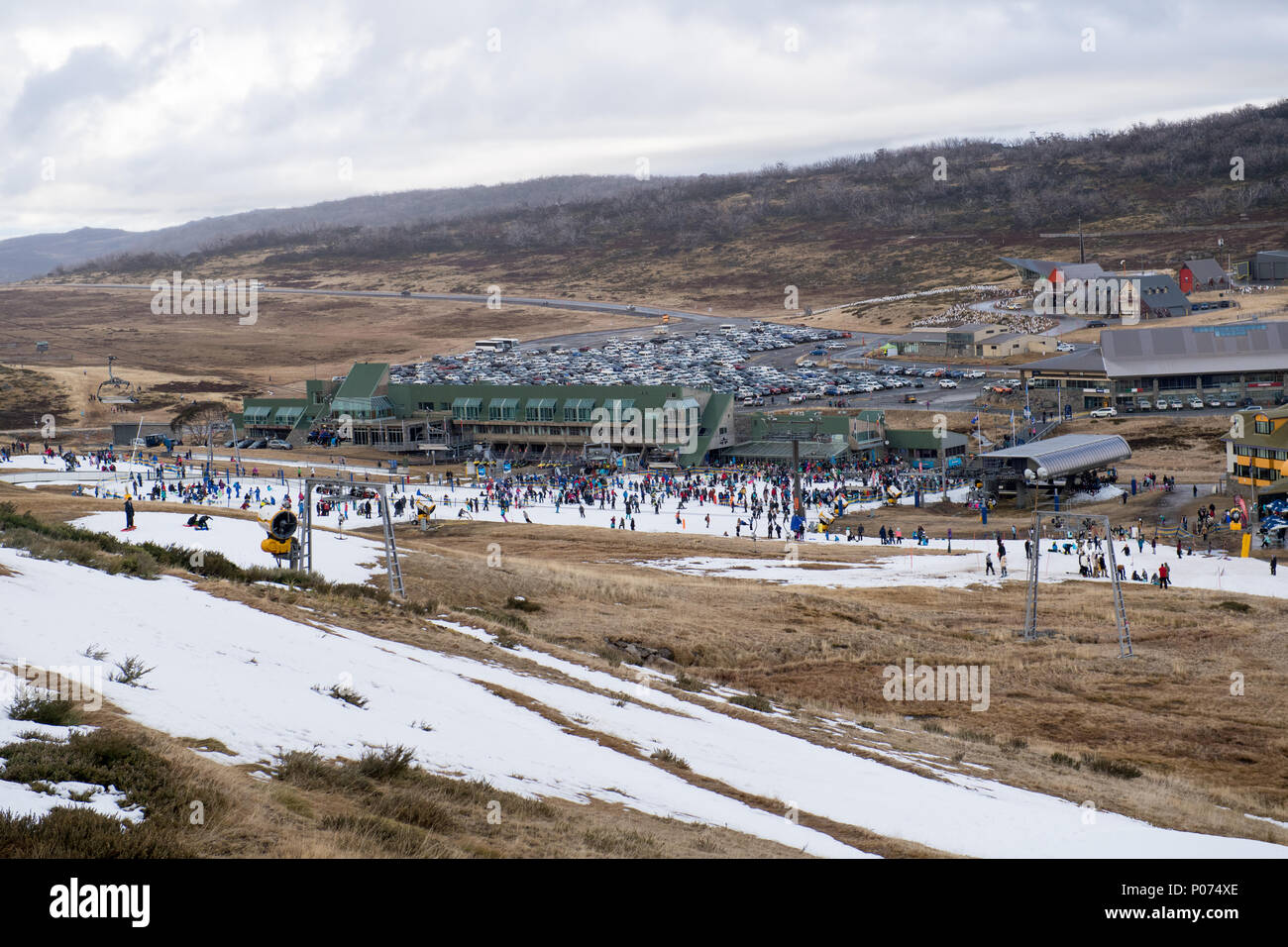 Perisher Valley, Australie - 9 juin 2018 - Australian Weather : couverture de neige vu de Perisher Valley pendant la semaine d'ouverture officielle. Les images montrent la vallée avant le village et 8 télésiège. Credit : mjmediabox / Alamy Live News Banque D'Images