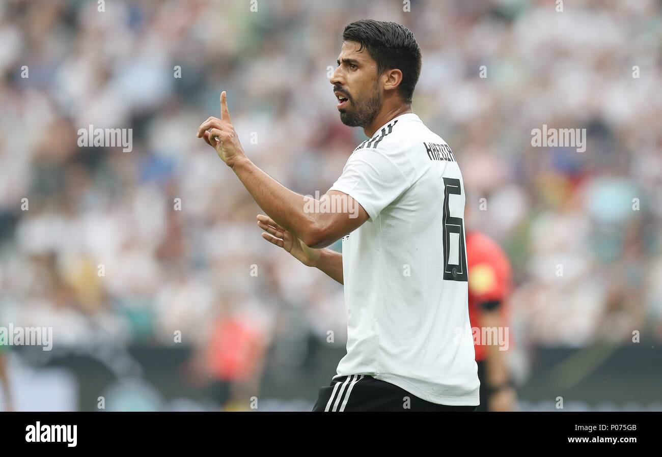 Football : Football : firo 08.06.2018 Test match de l'équipe nationale : Allemagne - Arabie Saoudite : 2 1 Sami Khedira geste dans le monde entier d'utilisation | Banque D'Images