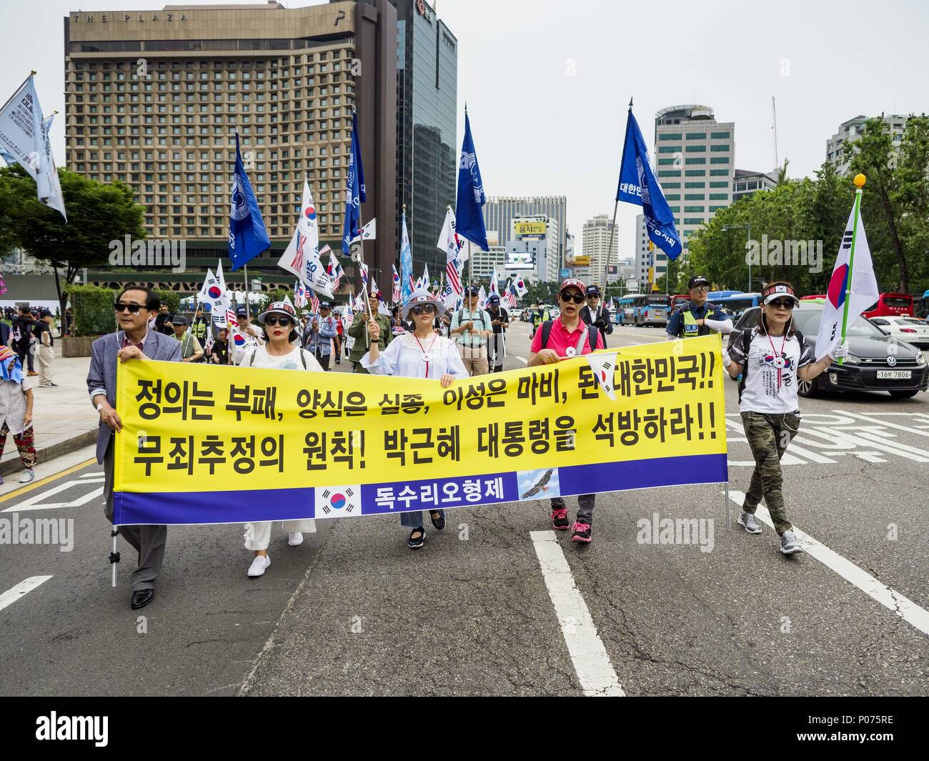 Seoul, Seoul, Corée du Sud. 9 juin, 2018. Les gens défilent dans le centre de Séoul pendant un rassemblement pro-américain dans le centre-ville de Séoul. Les participants ont dit qu'ils voulaient remercier les États-Unis pour soutenir la Corée du Sud et ils espèrent que les États-Unis continueront de soutenir la Corée du Sud. Beaucoup étaient également opposés aux négociations en cours avec la Corée du Nord parce qu'ils ne pense pas que Kim Jong-un peut être fait confiance à dénucléariser ou de ne pas attaquer la Corée du Sud. Crédit : Jack Kurtz/ZUMA/Alamy Fil Live News Banque D'Images