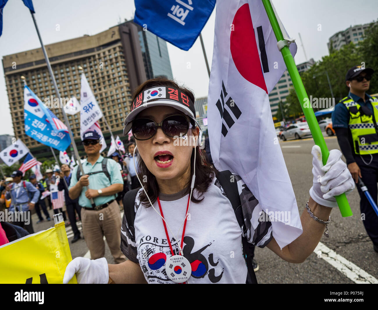 Seoul, Seoul, Corée du Sud. 9 juin, 2018. Une femme marche dans un rassemblement pro-américain dans le centre-ville de Séoul. Les participants ont dit qu'ils voulaient remercier les États-Unis pour soutenir la Corée du Sud et ils espèrent que les États-Unis continueront de soutenir la Corée du Sud. Beaucoup étaient également opposés aux négociations en cours avec la Corée du Nord parce qu'ils ne pense pas que Kim Jong-un peut être fait confiance à dénucléariser ou de ne pas attaquer la Corée du Sud. Crédit : Jack Kurtz/ZUMA/Alamy Fil Live News Banque D'Images