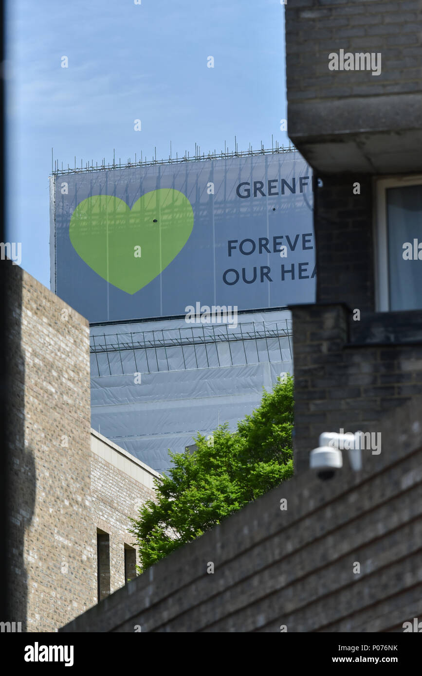 Shepherds Bush, London, UK. 9 juin 2018. Tour de Grenfell est maintenant entièrement couvert, cœurs verts couvre le haut, avec l'expression "Grenfell pour toujours dans nos coeurs", avec le premier anniversaire de l'incendie la semaine prochaine. Crédit : Matthieu Chattle/Alamy Live News Banque D'Images