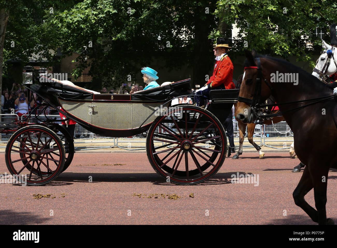 Le centre commercial. Londres, Royaume-Uni. 9 juin 2018 - SA MAJESTÉ LA REINE ELIZABETH II aux autres membres de la famille royale de voyager le long du Mall dans un chariot en haut pendant la parade la couleur qui marque la 92ème célébration de l'anniversaire officiel de la Reine, au cours de laquelle elle inspecte les troupes de la Division des ménages qu'ils mars à Whitehall, avant de regarder le survol du balcon de Buckingham Palace. Credit : Dinendra Haria/Alamy Live News Banque D'Images