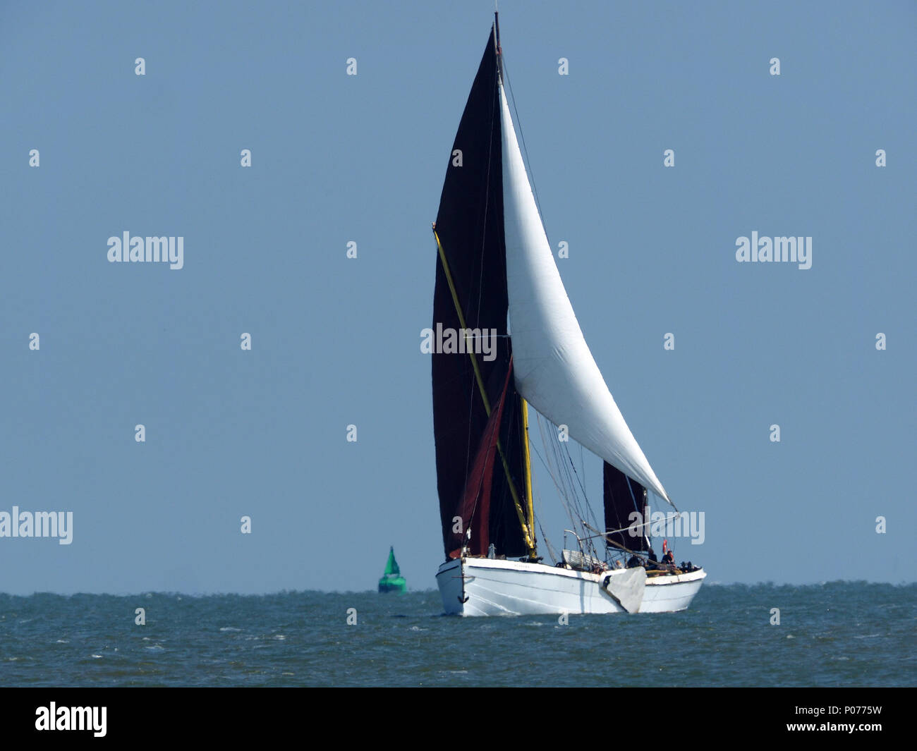 Sheerness, Kent, UK. 9 juin 2018. Le 110e Match à Barge Medway : 7 barges ont concouru à partir de Queenborough et course à Sheerness passé une bouée dans l'estuaire de la Tamise avant de retourner à nouveau sur une journée ensoleillée avec un vent de force 3. Pic : Niagara. Credit : James Bell/Alamy Live News Banque D'Images