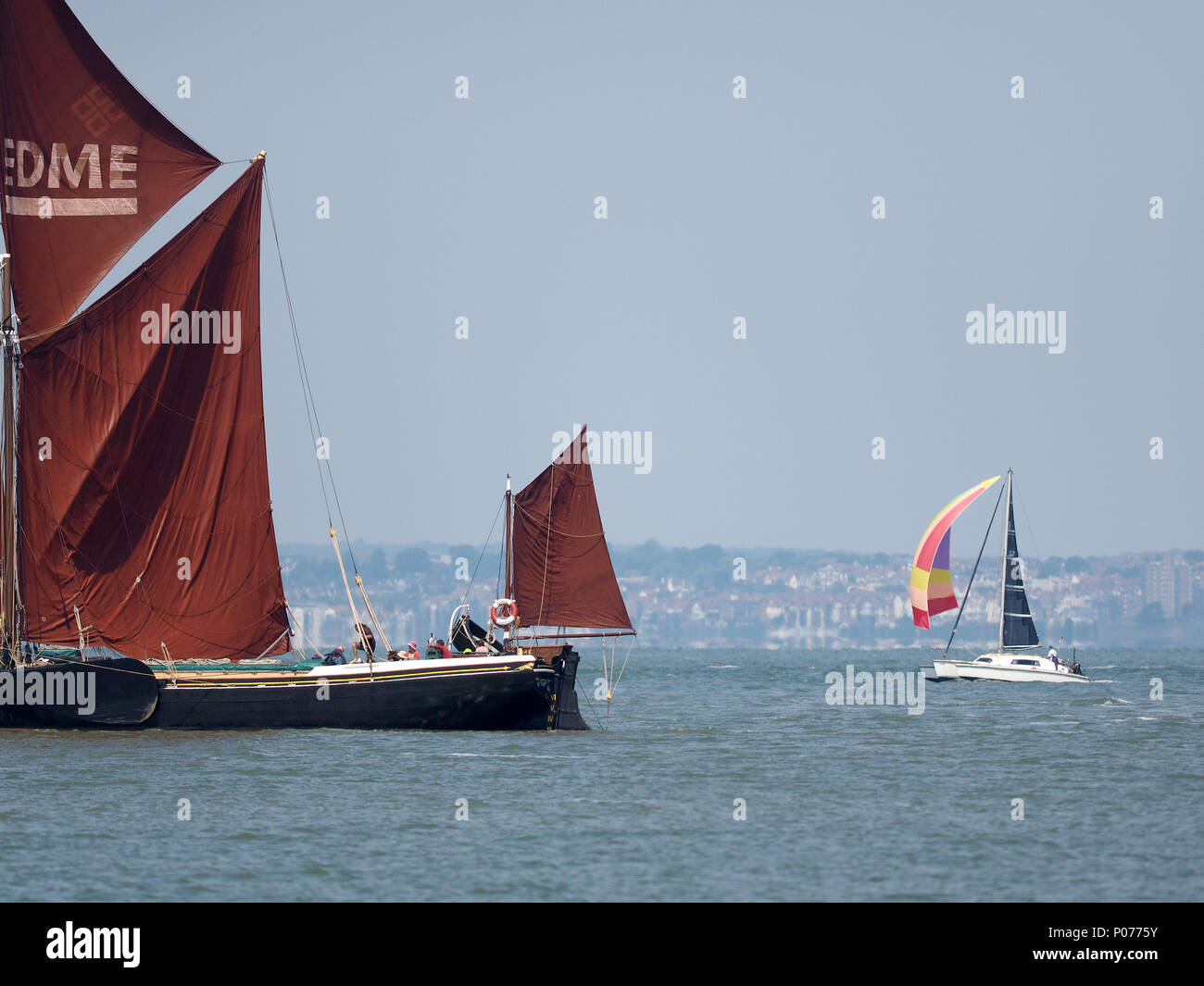 Sheerness, Kent, UK. 9 juin 2018. Le 110e Match à Barge Medway : 7 barges ont concouru à partir de Queenborough et course à Sheerness passé une bouée dans l'estuaire de la Tamise avant de retourner à nouveau sur une journée ensoleillée avec un vent de force 3. Credit : James Bell/Alamy Live News Banque D'Images