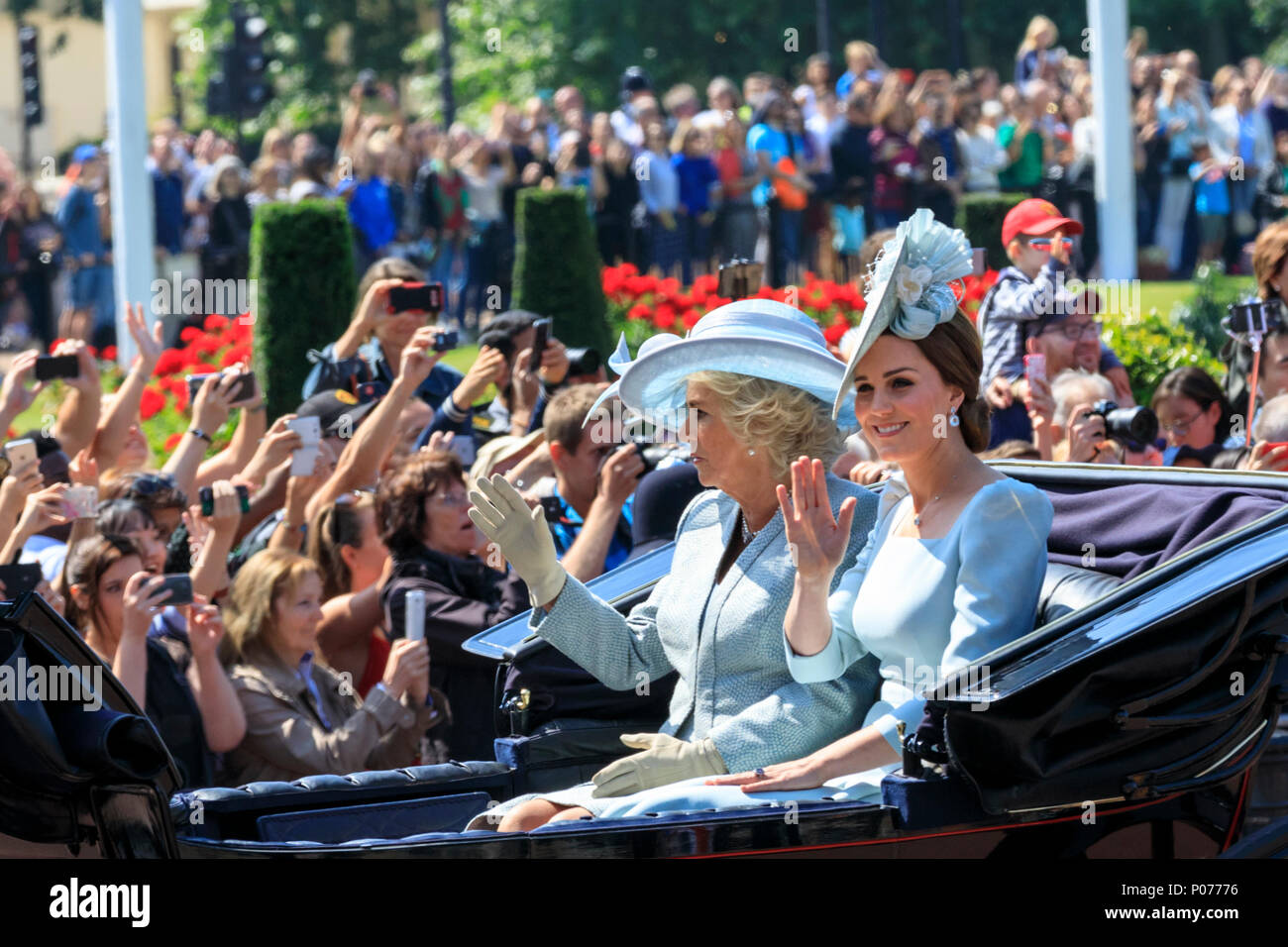 Le Mall, Londres, Royaume-Uni, le 9 juin 2018. Catherine, duchesse de Cambridge et de Camilla, Duchesse de Cornwall dans leur transport. L'anniversaire de la souveraine est officiellement célébrée par la cérémonie de la parade la couleur, l'anniversaire de la Reine Parade. Les troupes de la Division de l'ensemble des ménages, 1400 officiers et soldats sont à la parade, avec deux cents chevaux ; plus de quatre cents musiciens de dix bandes et corps de tambours. Le défilé s'étend du Palais de Buckingham le long du Mall à Horse Guards Parade, Whitehall et retour. Banque D'Images