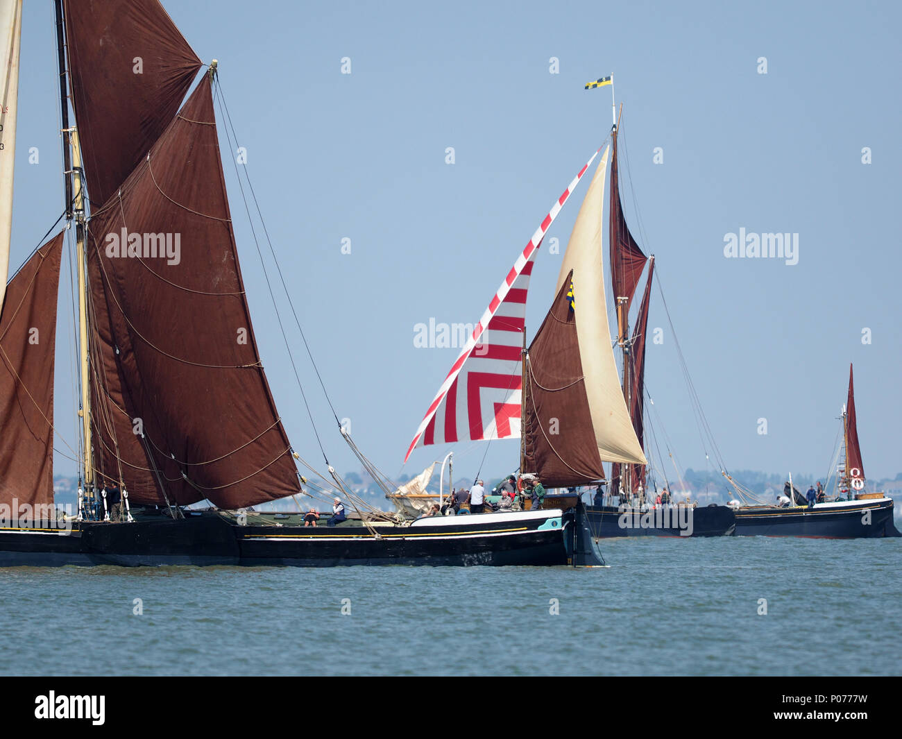 Sheerness, Kent, UK. 9 juin 2018. Le 110e Match à Barge Medway : 7 barges ont concouru à partir de Queenborough et course à Sheerness passé une bouée dans l'estuaire de la Tamise avant de retourner à nouveau sur une journée ensoleillée avec un vent de force 3. Pic : Edith peut (à gauche), Majorie (droite). Credit : James Bell/Alamy Live News Banque D'Images