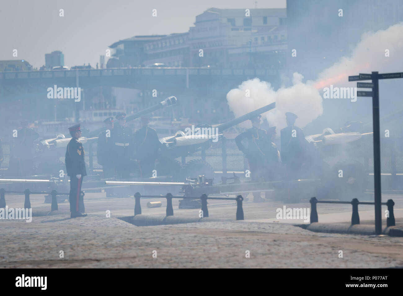 Salut au canon à la Tour de Londres. Ces tirs ont lieu commémoratif spécial sur l'arme Park situé sur le quai, pour commémorer l'anniversaire de la Reine. Au total, il y avait 62 tours tiré. Banque D'Images