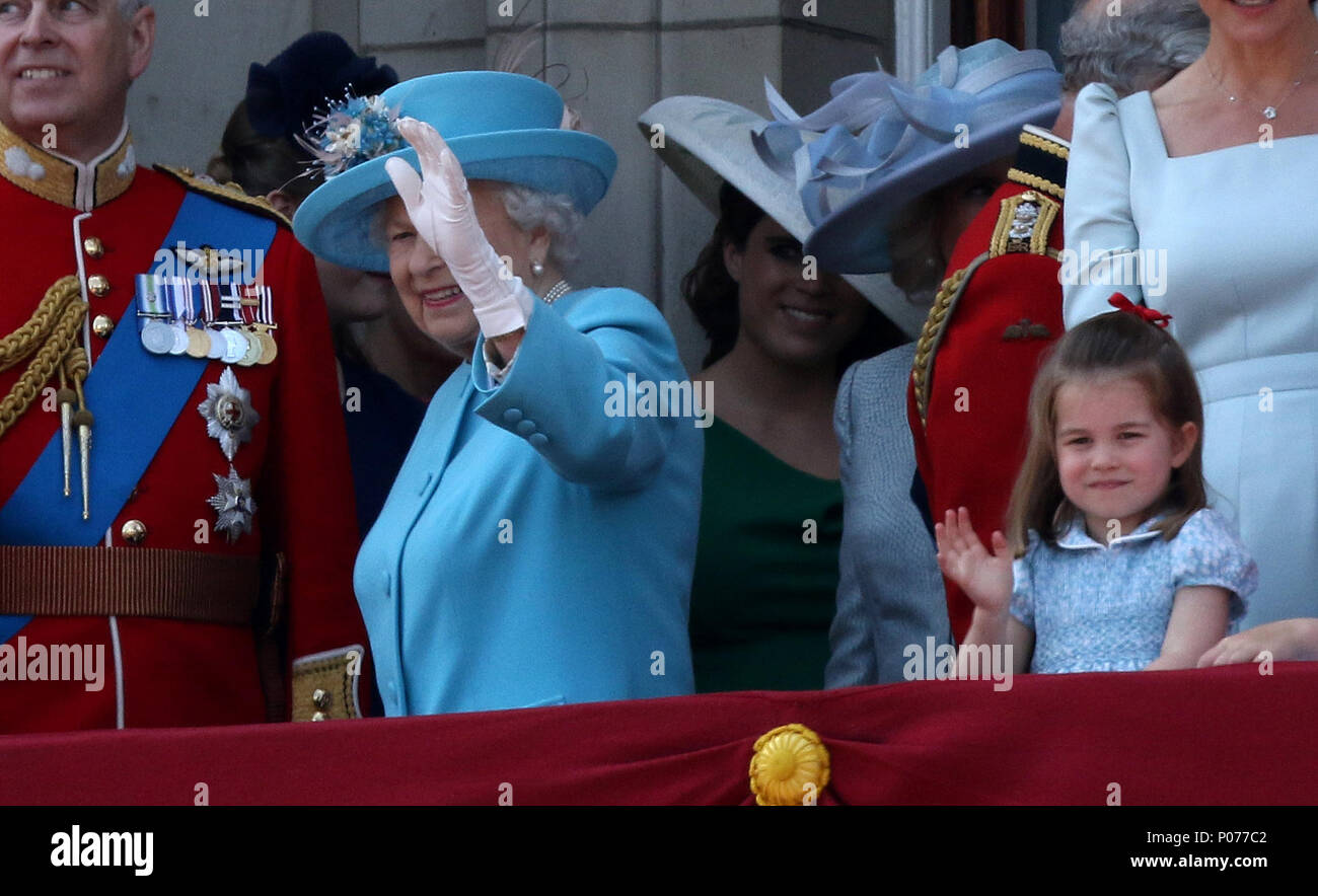 La princesse Charlotte et du Prince George avec d'autres membres de la famille royale britannique sur le balcon du palais de Buckingham après la parade de la couleur en 2018. La parade des marques de couleur le Queens anniversaire officiel. Parade la couleur, Londres, 9 juin 2018. Banque D'Images