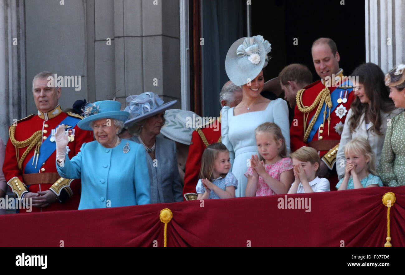 La princesse Charlotte et du Prince George avec d'autres membres de la famille royale britannique sur le balcon du palais de Buckingham après la parade de la couleur en 2018. La parade des marques de couleur le Queens anniversaire officiel. Parade la couleur, Londres, 9 juin 2018. Banque D'Images