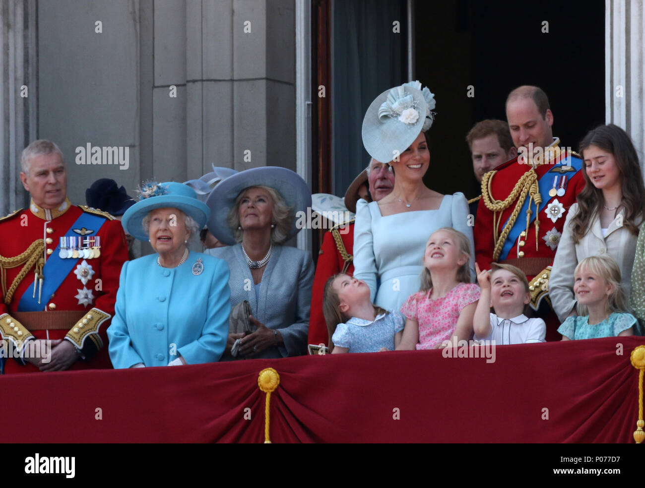 La princesse Charlotte et du Prince George avec d'autres membres de la famille royale britannique sur le balcon du palais de Buckingham après la parade de la couleur en 2018. La parade des marques de couleur le Queens anniversaire officiel. Parade la couleur, Londres, 9 juin 2018. Banque D'Images