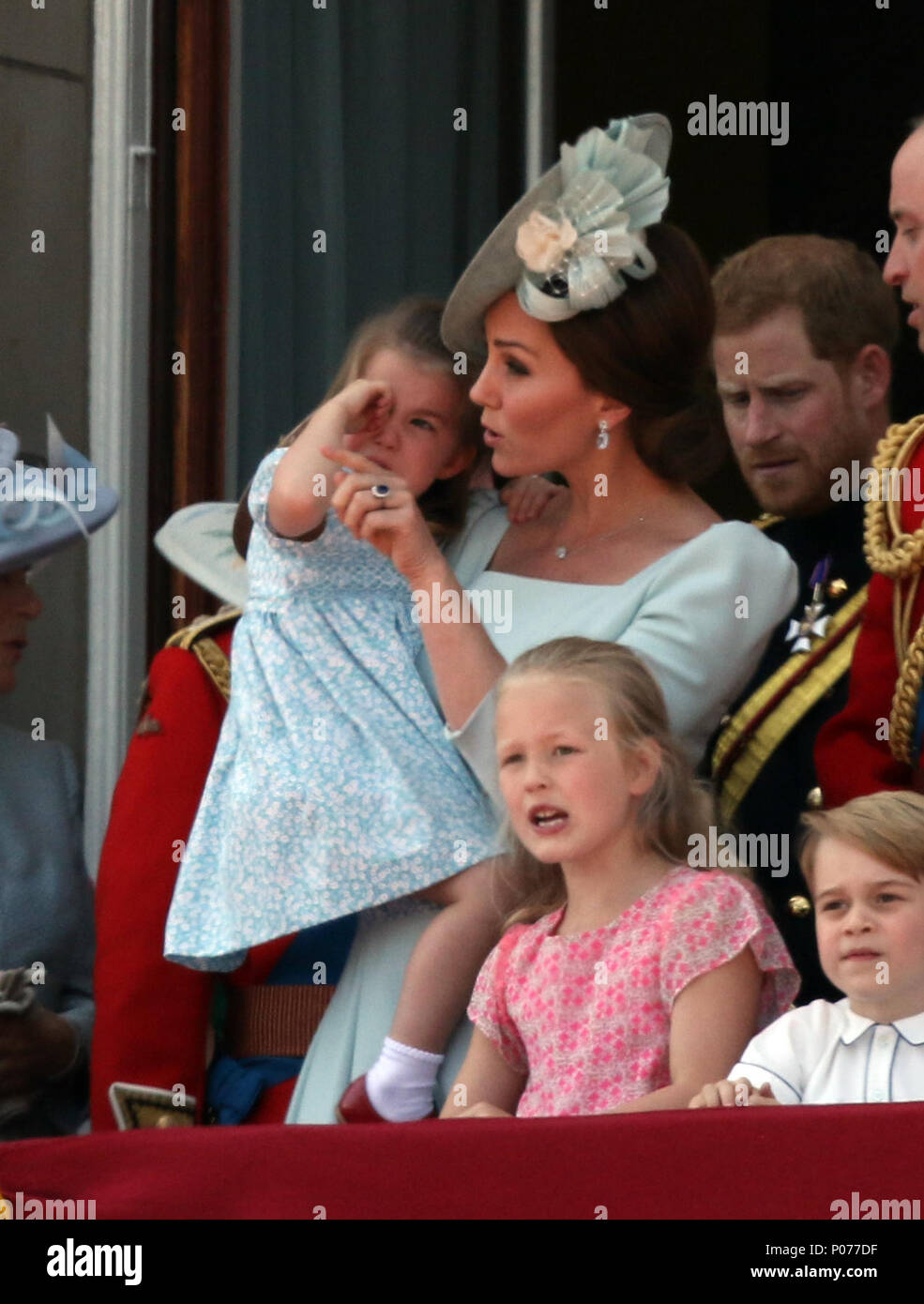 La princesse Charlotte et du Prince George avec d'autres membres de la famille royale britannique sur le balcon du palais de Buckingham après la parade de la couleur en 2018. La parade des marques de couleur le Queens anniversaire officiel. Parade la couleur, Londres, 9 juin 2018. Banque D'Images