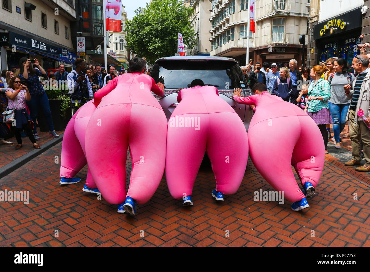 Dans le cadre du Festival de danse international de Birmingham, le groupe de danse française Compagnie Didier Theron effectuer la grande étape à travers le centre ville de Birmingham parmi la foule des acheteurs. Les danseurs portent des costumes de latex gonflés pour renforcer le sentiment d'apesanteur et de magnifier leurs mouvements balletic. Peter Lopeman/Alamy Live News Banque D'Images