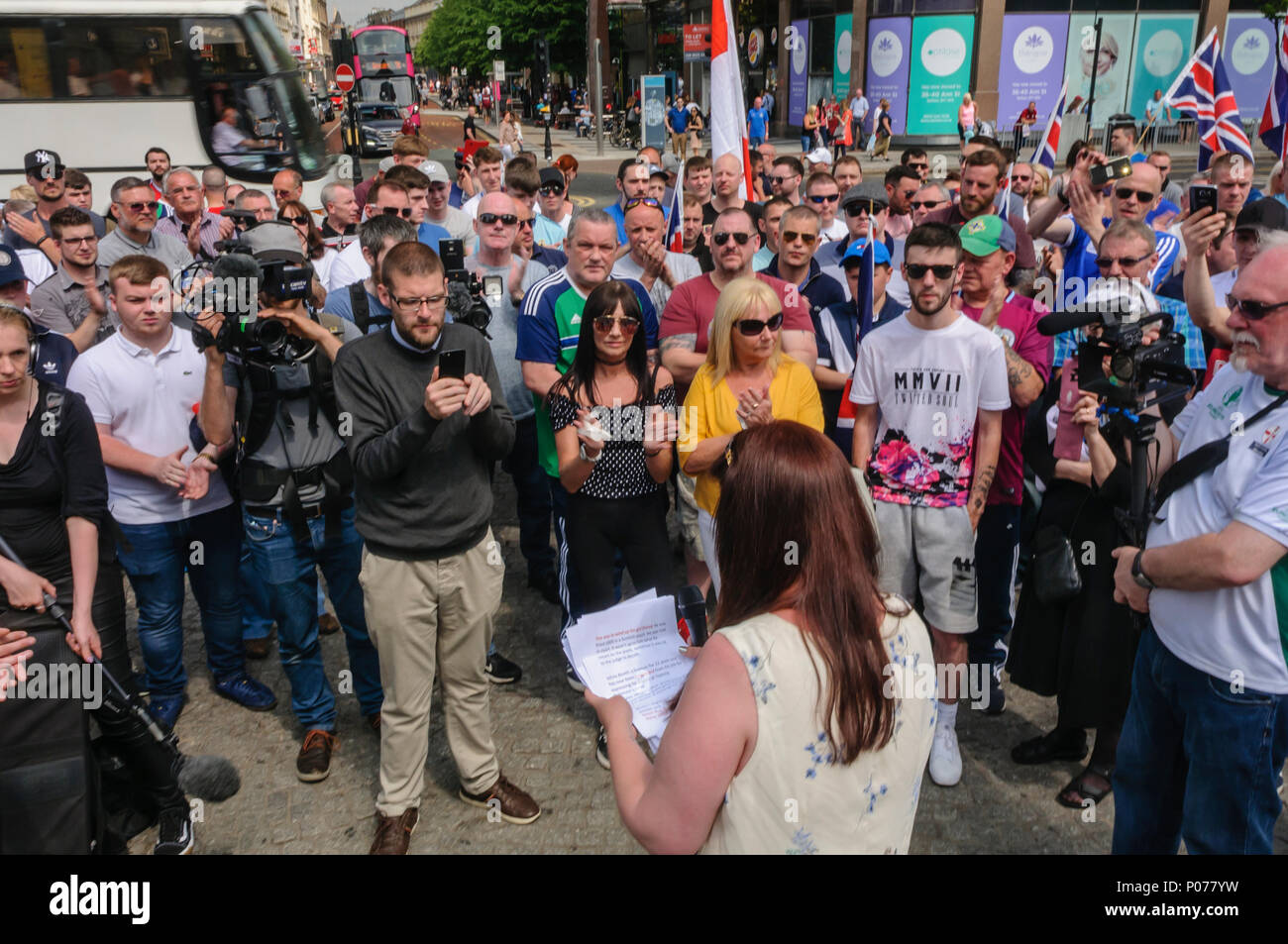 Belfast, Irlande, Northenrn 09/06/2018 - CONSEILLER Jolene Bunting s'adresse à la foule, en tant que syndicalistes, tenir un rassemblement à l'appui de la Grande-Bretagne, premier membre Tommy Robinson qui a été emprisonné en mai 2018 pour 13 mois pour outrage au tribunal par affichage direct sur Facebook lors de l'interdit de le faire. Banque D'Images