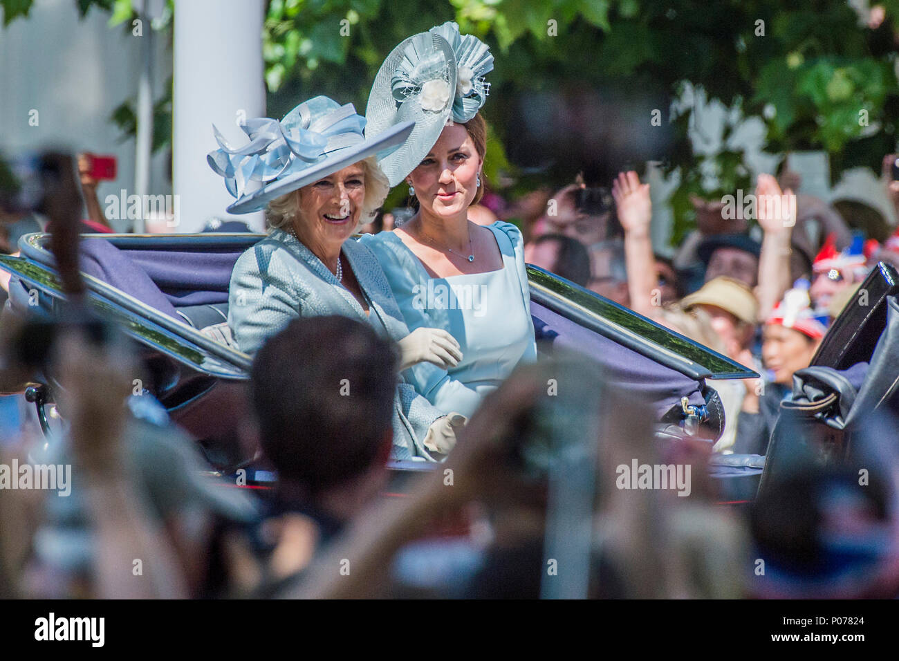 Londres, Royaume-Uni, le 9 juin 2018. Camilla, Duchesse de Cornouailles, et Kate, la duchesse de Cambridge - Défilé de l'anniversaire de la reine, plus connue sous le nom de Parade la couleur. Les Coldstream Guards Troop leur couleur., Crédit : Guy Bell/Alamy Live News Banque D'Images