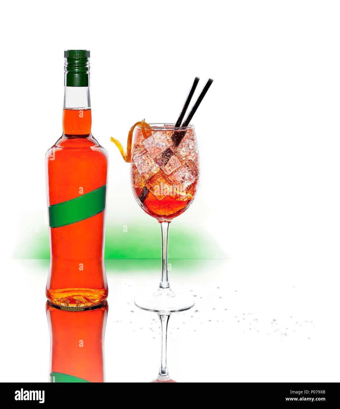 Une bouteille d'alcool et une tasse de Spritz. Cocktail glacé à l'apéritif italien typique ou apericena sur fond blanc. Banque D'Images