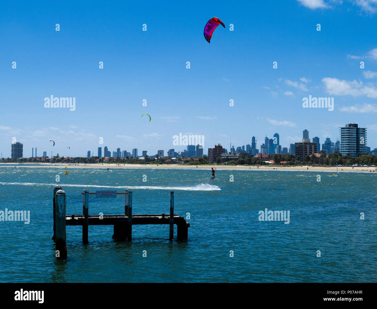 Kite surfer sautant hors des eaux de la baie de Port Phillip par St Kilda, Melbourne, Victoria, Australie Banque D'Images