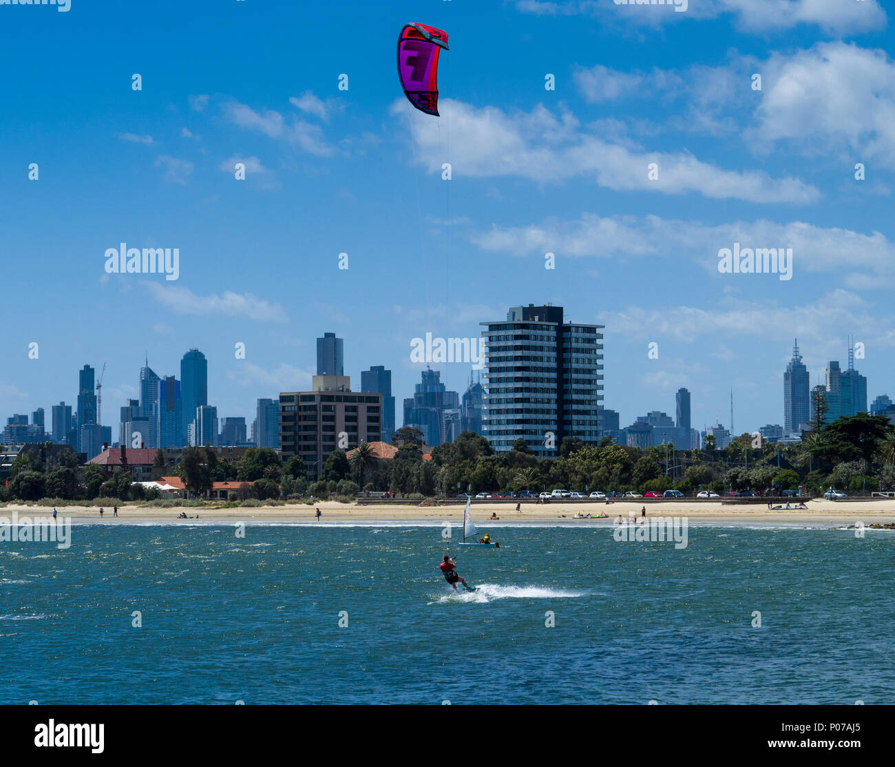 Kite surfer en action à Port Phillip Bay près de St Kilda, Melbourne, Victoria, Australie Banque D'Images