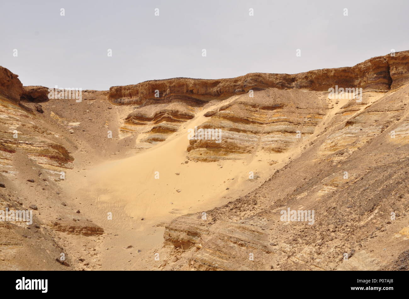 Roches stratifiées à l'entrée de la dépression des oasis bahariya, désert occidental, Égypte. Un super et magnifique endroit pour être pendant le printemps. Banque D'Images