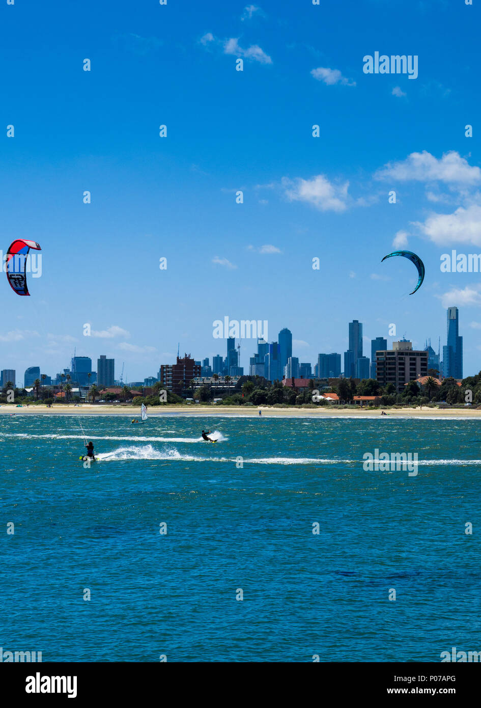 Le kite surf sur les eaux de la baie de Port Phillip, St Kilda, Melbourne, Victoria, Australie Banque D'Images