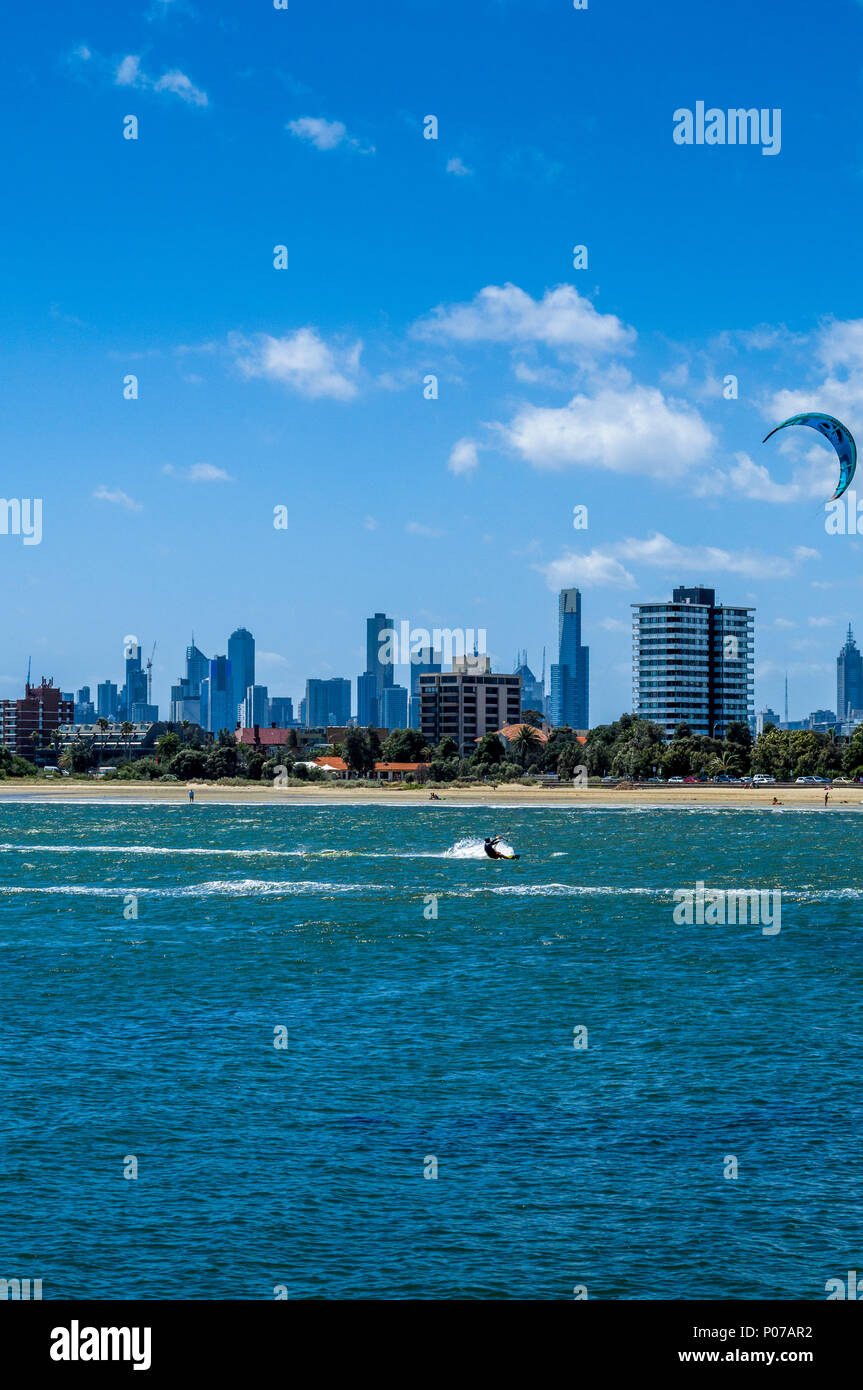 Kite surfer en action à Port Phillip Bay près de St Kilda, Melbourne, Victoria, Australie Banque D'Images