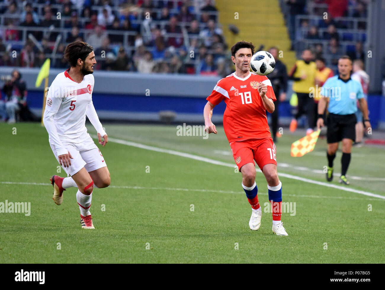 Moscou, Russie - le 5 juin 2018. Le milieu de terrain russe Yuri Zhirkov contre le milieu de terrain Turc bien Yokuslu au cours de match amical contre la Russie à Banque D'Images