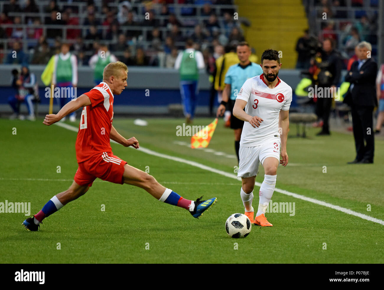 Moscou, Russie - le 5 juin 2018. Le défenseur russe Igor Smolnikov contre le Turc wingback Hasan Ali Kaldirimduring match amical contre la Russie Banque D'Images