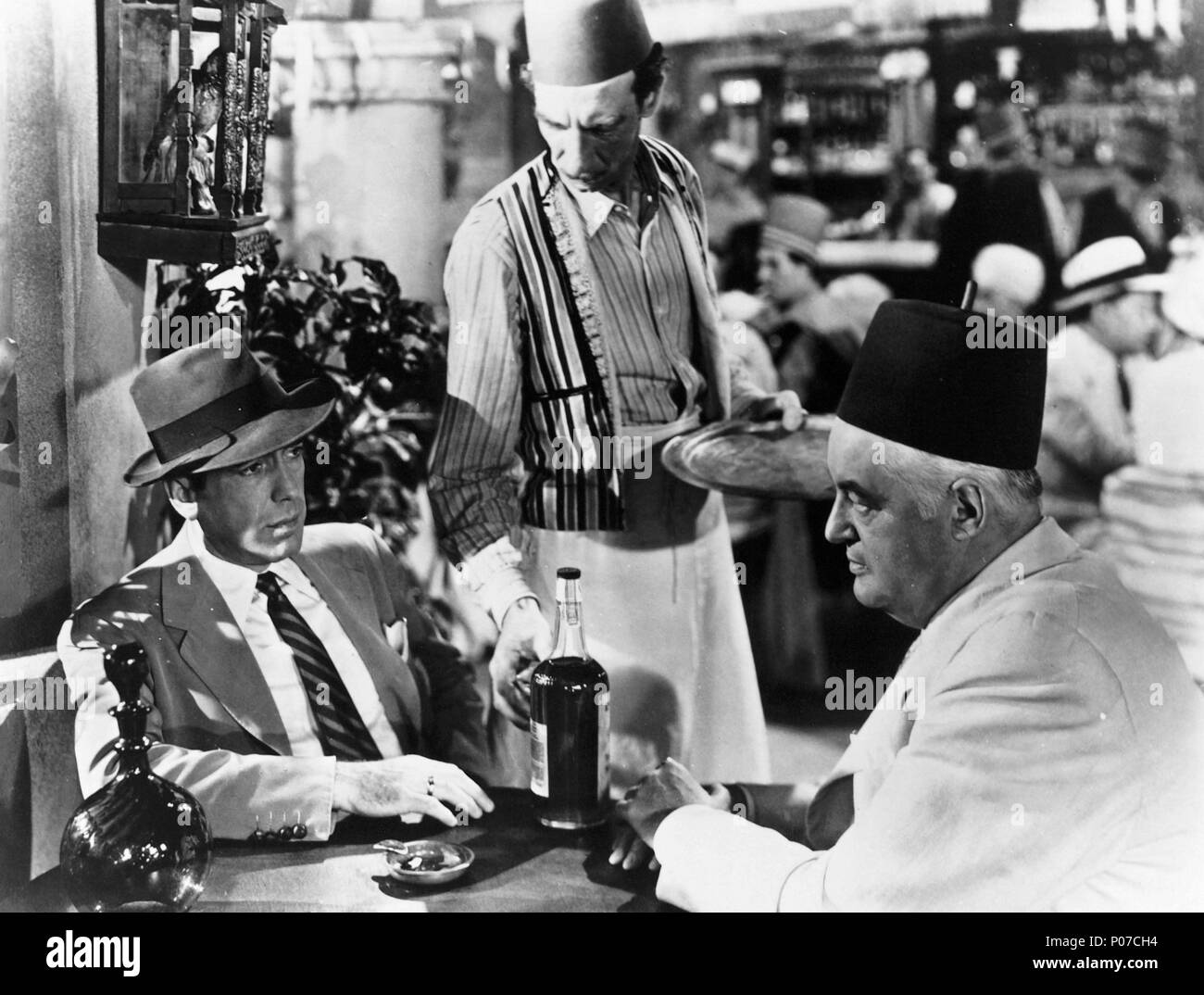 Titre original : CASABLANCA. Titre en anglais : CASABLANCA. Film Réalisateur : Michael Curtiz. Année : 1942. Stars : Humphrey Bogart, SYDNEY GREENSTREET. Credit : Warner Brothers / Album Banque D'Images
