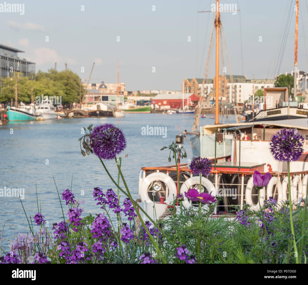 Y compris les bateaux péniches sur le Harbourside de Bristol, Royaume-Uni Banque D'Images