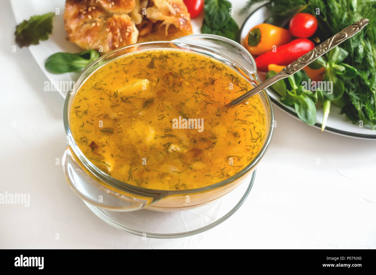 Soupe avec des boulettes de viande et sur une table en bois, une partie de la soupe bavaroise, griesnockerl point sélectives. Close up. Banque D'Images