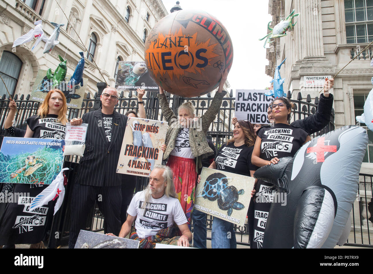 Dame Vivienne Westwood avec ses fils, Joe Corre et Ben Westwood, protestant aux portes de Downing Street contre Ineos et les propositions de fracturation Banque D'Images