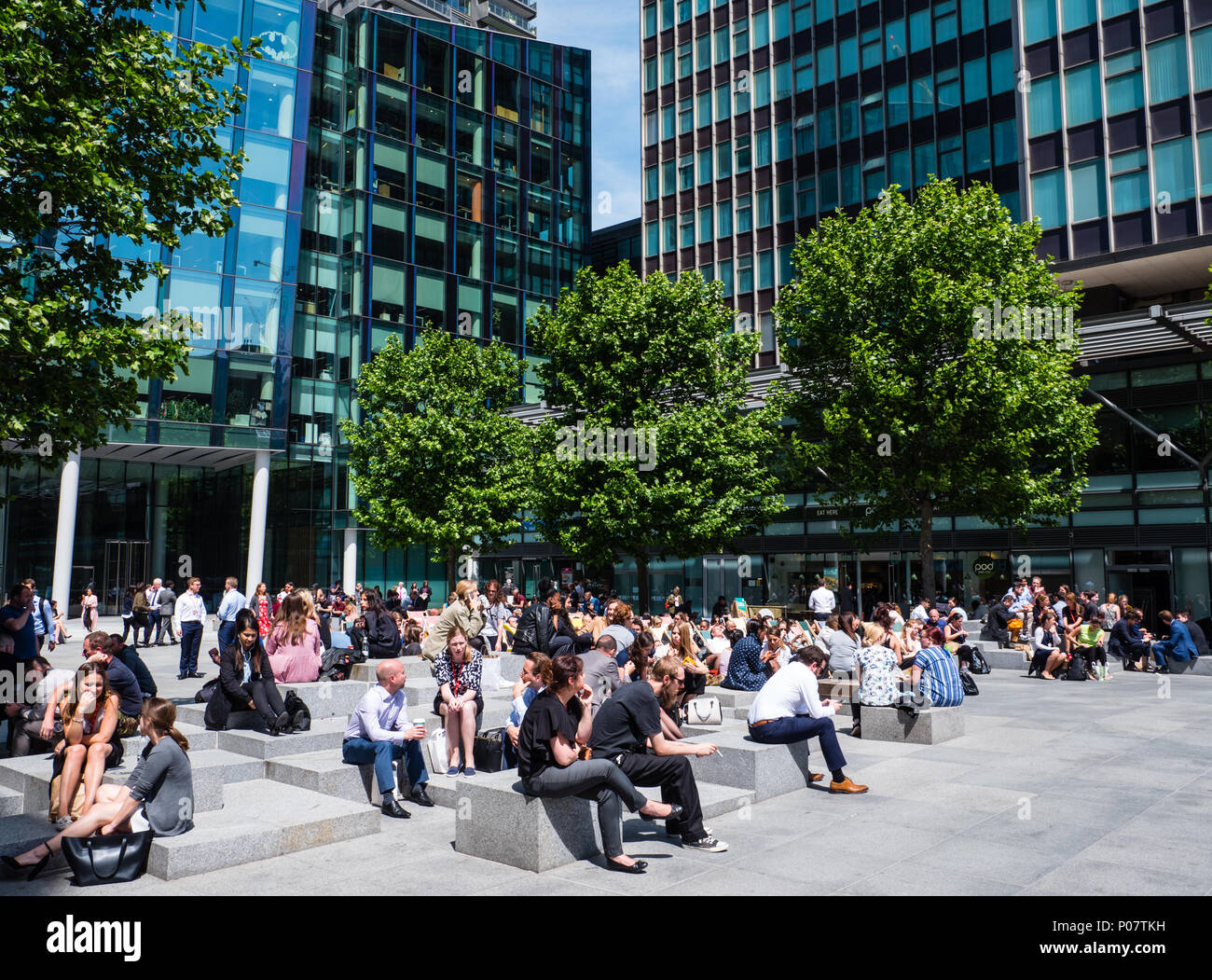 Les gens de jour d'été, déjeuner sur place, le développement de nouveaux régents, Camden, London, England, UK, FR. Banque D'Images