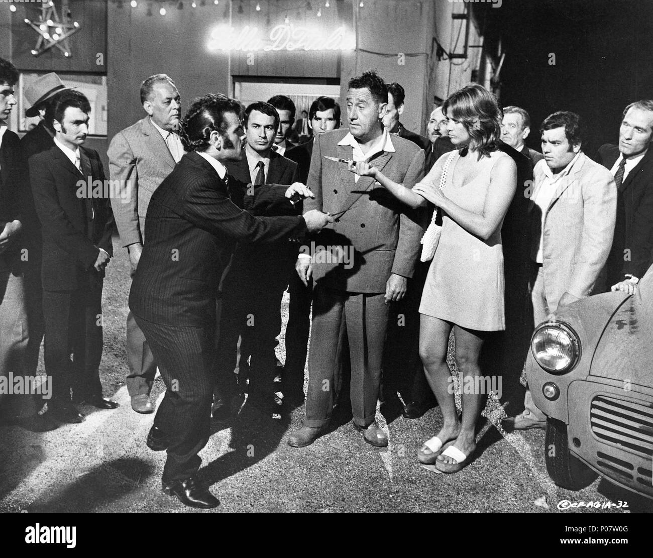 Titre original : BELLO, ONESTO, EMIGRATO AUSTRALIA SPOSEREBBE COMPAESANA ILLIBATA. Titre en anglais : UNE FILLE EN AUSTRALIE. Directeur de film : LUIGI ZAMPA. Année : 1971. Stars : Alberto Sordi, Claudia Cardinale. Credit : DOCUMENTO FILM/CCC FILMKUNST / Album Banque D'Images