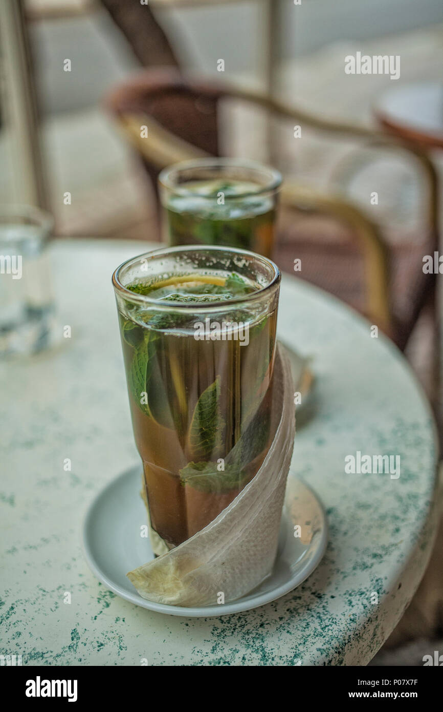 Verres de thé à la menthe sur une table à Fez, Maroc Banque D'Images