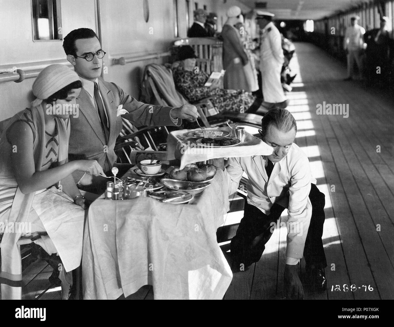 Titre original : pieds en premier. Titre en anglais : pieds en premier. Directeur de film : Clyde Bruckman. Année : 1930. Stars : HAROLD LLOYD ; BARBARA KENT. Credit : PARAMOUNT PICTURES / Album Banque D'Images