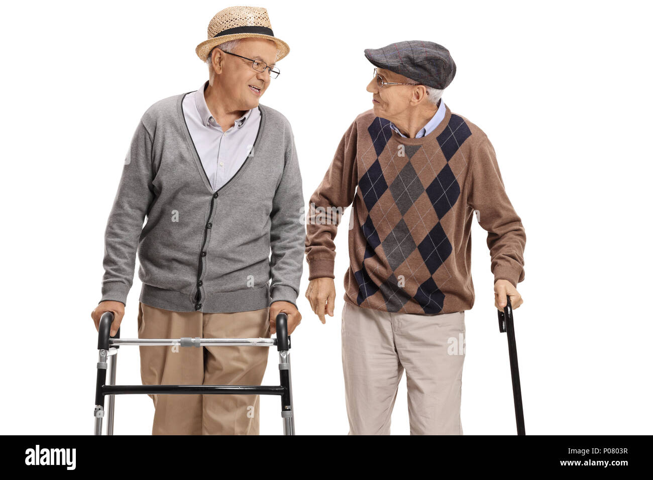 Portrait d'un homme âgé avec un déambulateur et un autre homme avec une canne à marcher en direction de l'appareil isolé sur fond blanc Banque D'Images