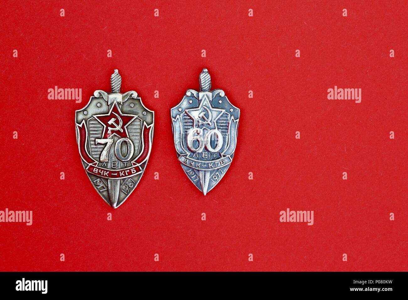 Deux insignes KGB russe commémorant 70 et 60 anniversaires de l'année. Banque D'Images