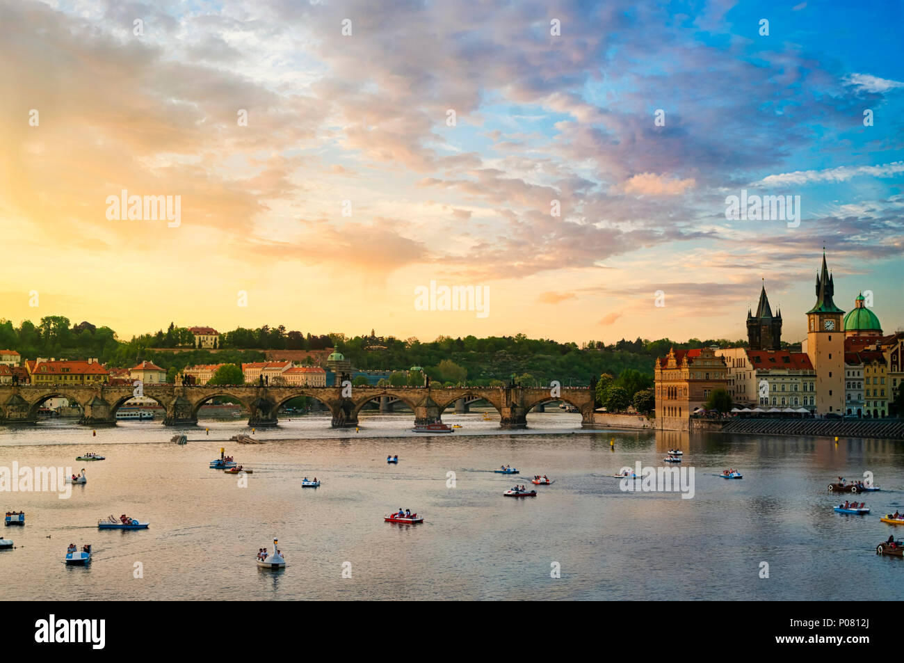 Vue sur le célèbre Pont Charles sur un ciel nuageux au coucher du soleil. Le Pont Charles est un bâtiment historique de style gothique pont qui traverse la rivière Vltava à Prague Banque D'Images