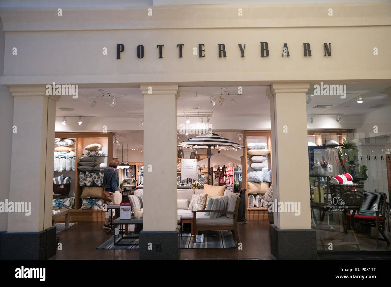 Pottery Barn store extérieur. Pottery Barn est une chaîne de magasins d'ameublement de maison fondée.roi de Prusse PA USA. Le 30 mai 2018. Banque D'Images