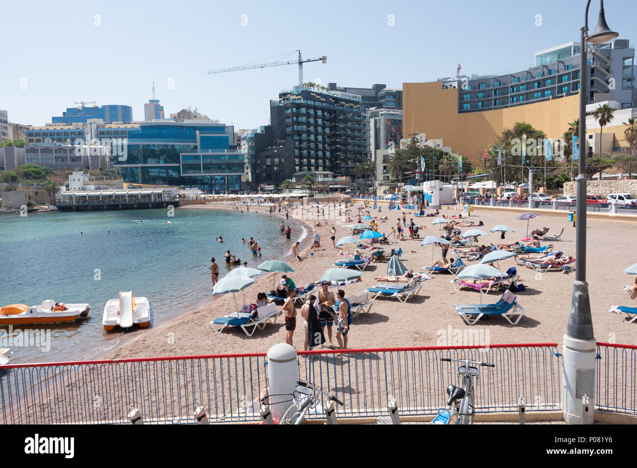 Plage de Malte sunny personnes nager et bronzer Banque D'Images