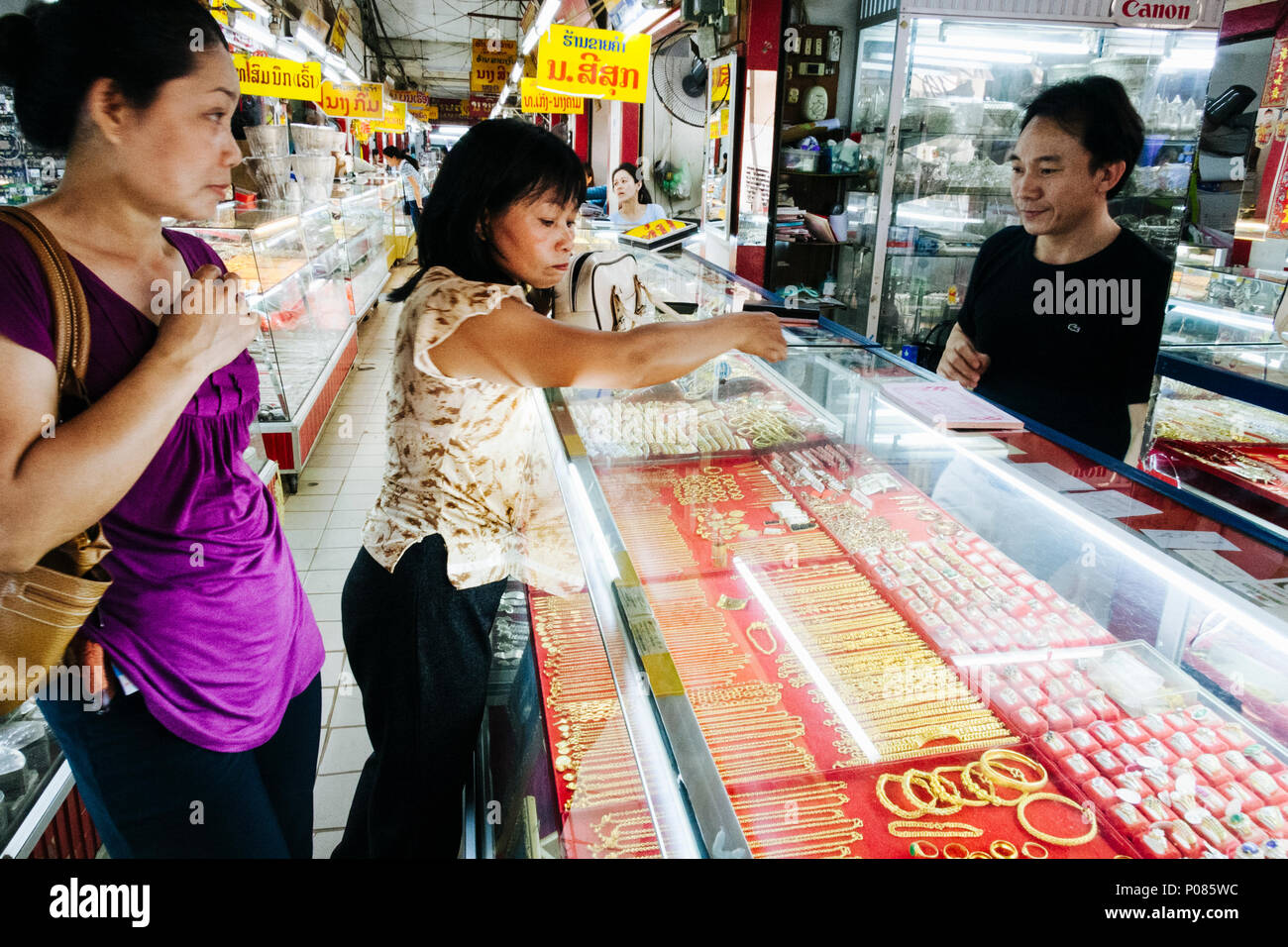 Vientiane, Laos, Asie du sud-est : les femmes laotiennes shop à un magasin jewllery à Talat Sao Marché du matin. Banque D'Images