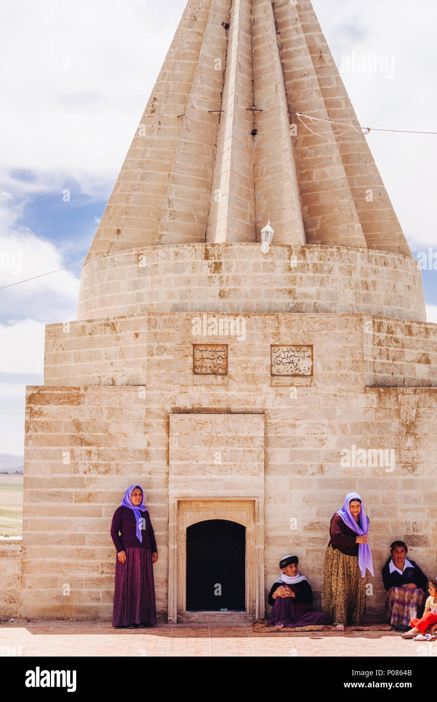 Ain Sifni, Shekhan gouvernorat de Ninive, district, région du Kurdistan d'Iraq : les femmes Yazidis se tiennent à l'extérieur d'un temple à l'endroit de pèlerinage Yazidis Kha Banque D'Images