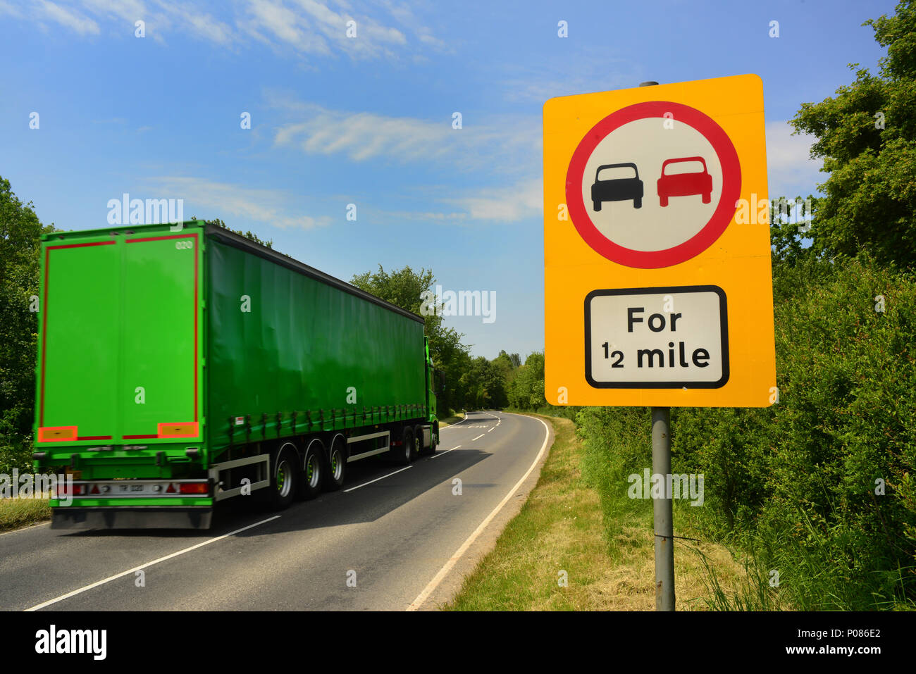 Panneau d'avertissement de passage de camion pas de dépassements admis pour la prochaine demi-mile sur route braintree essex royaume uni Banque D'Images