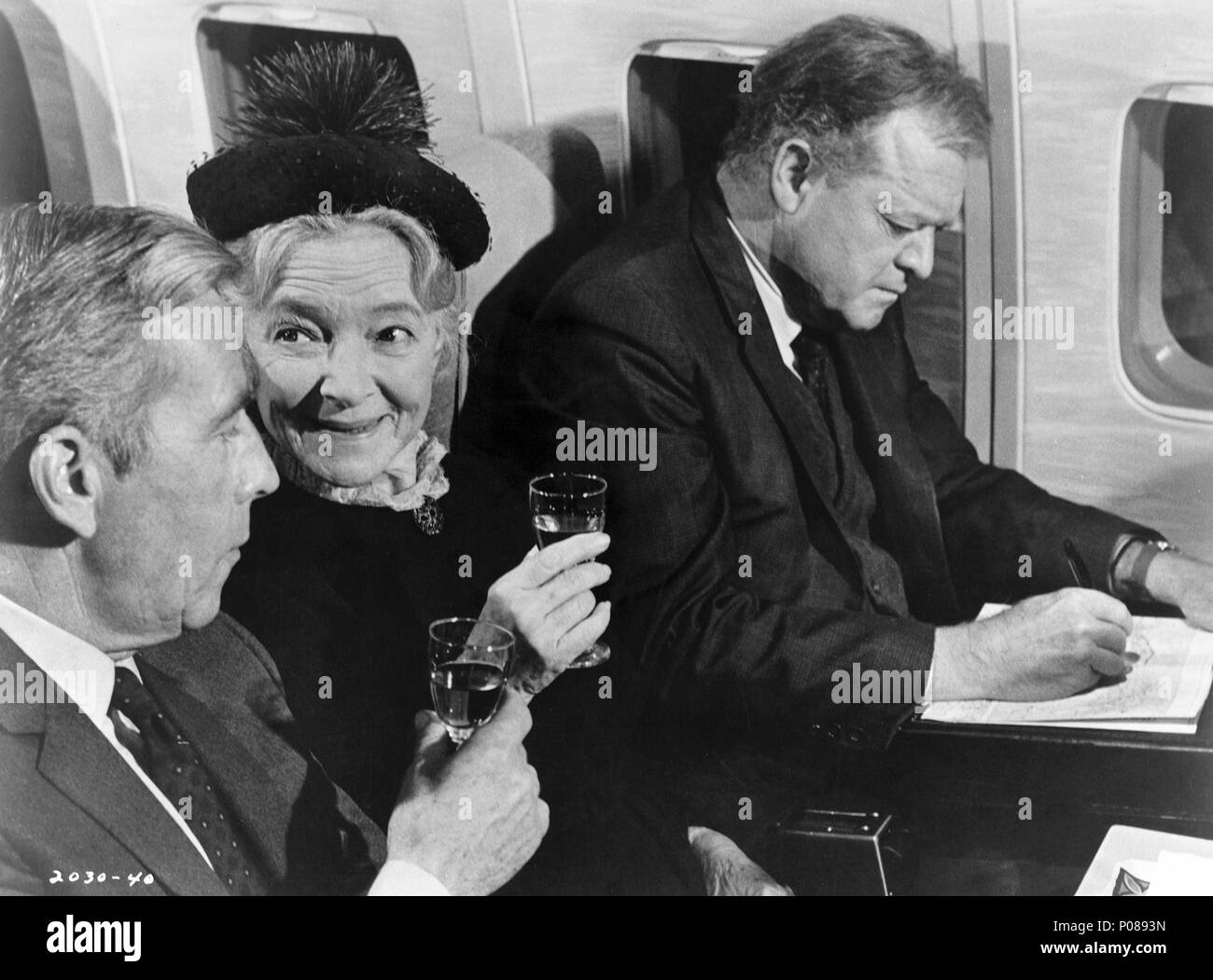 Titre original : AIRPORT. Titre en anglais : L'aéroport. Directeur de film : GEORGE SEATON. Année : 1970. Stars : Helen Hayes ; VAN HEFLIN. Credit : UNIVERSAL PICTURES / Album Banque D'Images