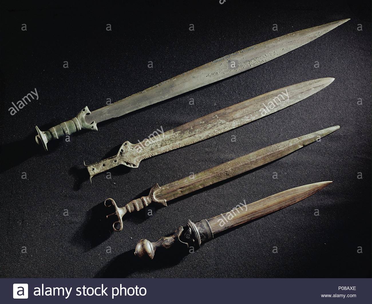 Four swords 1) épée courte, pleine bronze ; 2) l'antenneépée type ; 3) en forme de flèche épée