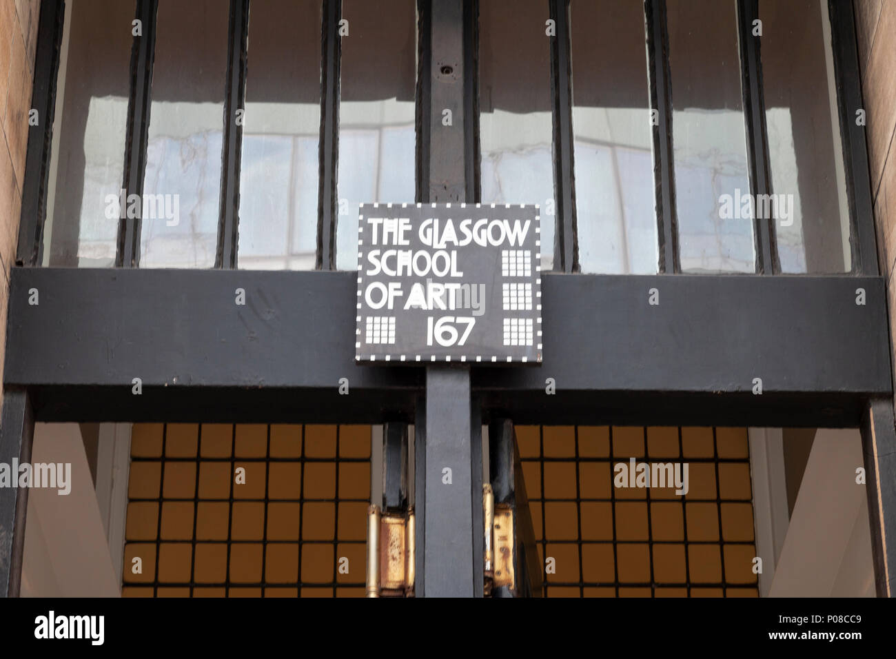 Close up de panneau à l'entrée de la Glasgow School of Art building, UK, conçu par l'architecte Charles Rennie Mackintosh. Banque D'Images