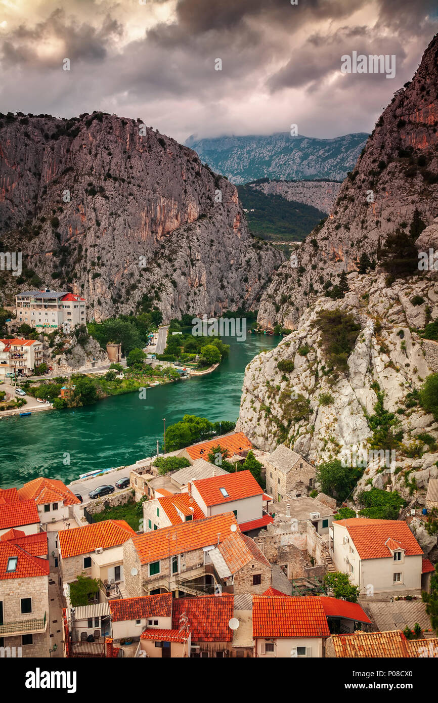 OMIS, Croatie - le 14 mai 2018. Où la rivière Cetina rencontre la mer. Banque D'Images