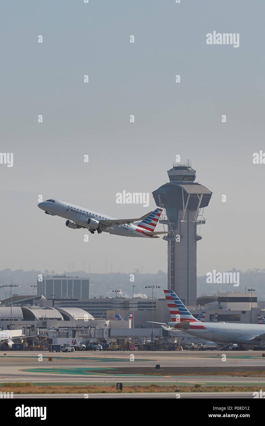 American Eagle (Compass Airlines), Embraer 175 E-Jet, décollant de l'Aéroport International de Los Angeles, LAX, Californie, USA. Banque D'Images